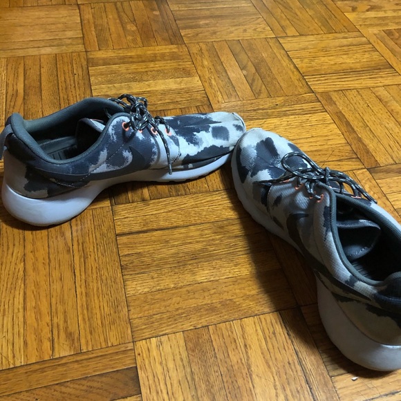 Nike Women’s Roshe Run Print Camo - Picture 6 of 9